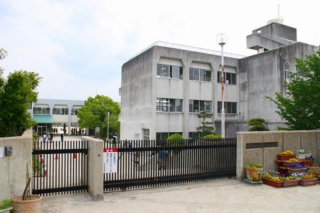 【生駒市東菜畑のマンションの小学校】