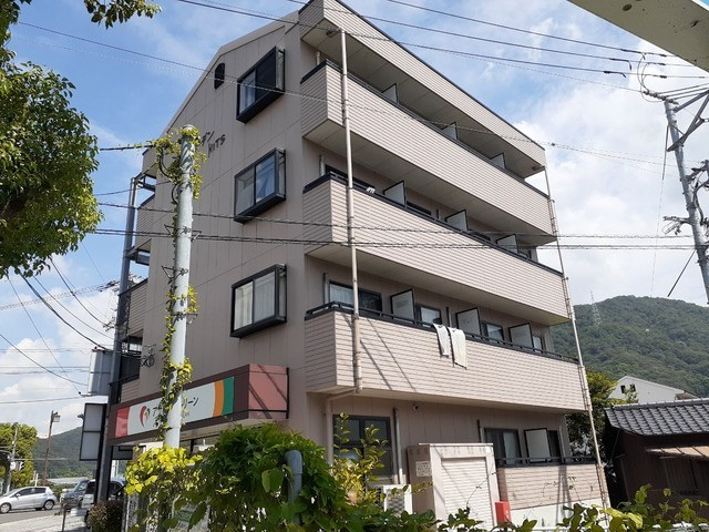 三原市館町のマンションの建物外観