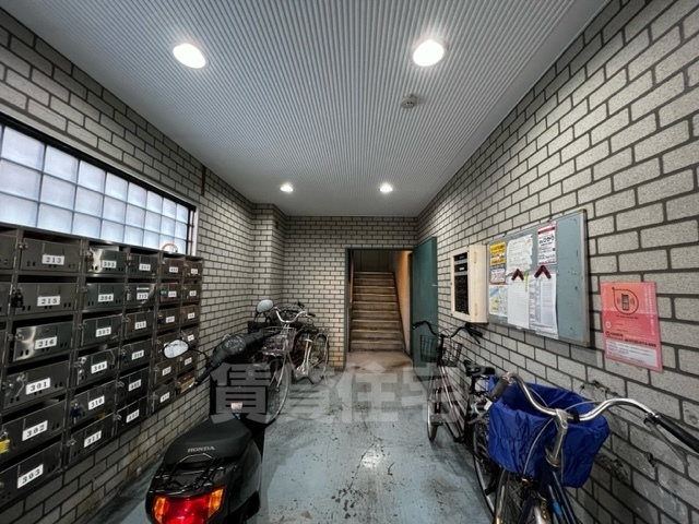 【大阪市淀川区三津屋北のマンションのエントランス】