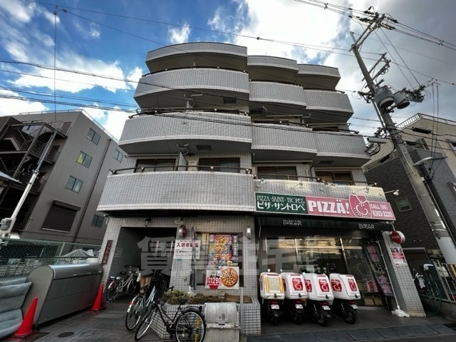 大阪市淀川区三津屋北のマンションの建物外観