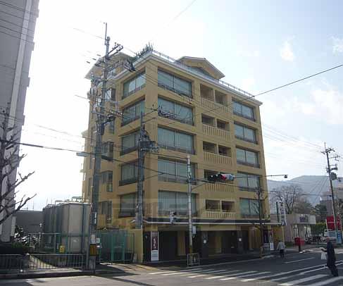 京都市右京区嵯峨天龍寺中島町のマンションの建物外観