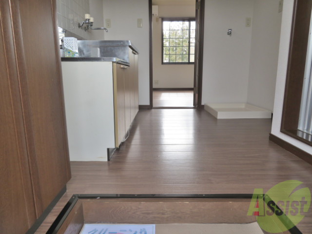 玄関　玄関から撮影しました。リビングから光が漏れて気持ち良さそう