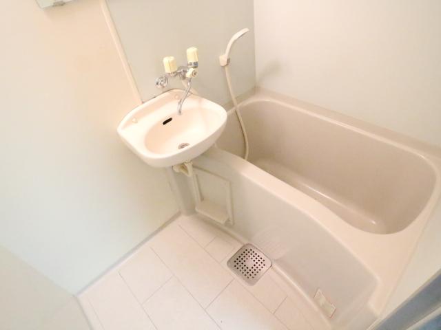 バス・シャワールーム　コンパクトで使いやすいお風呂です