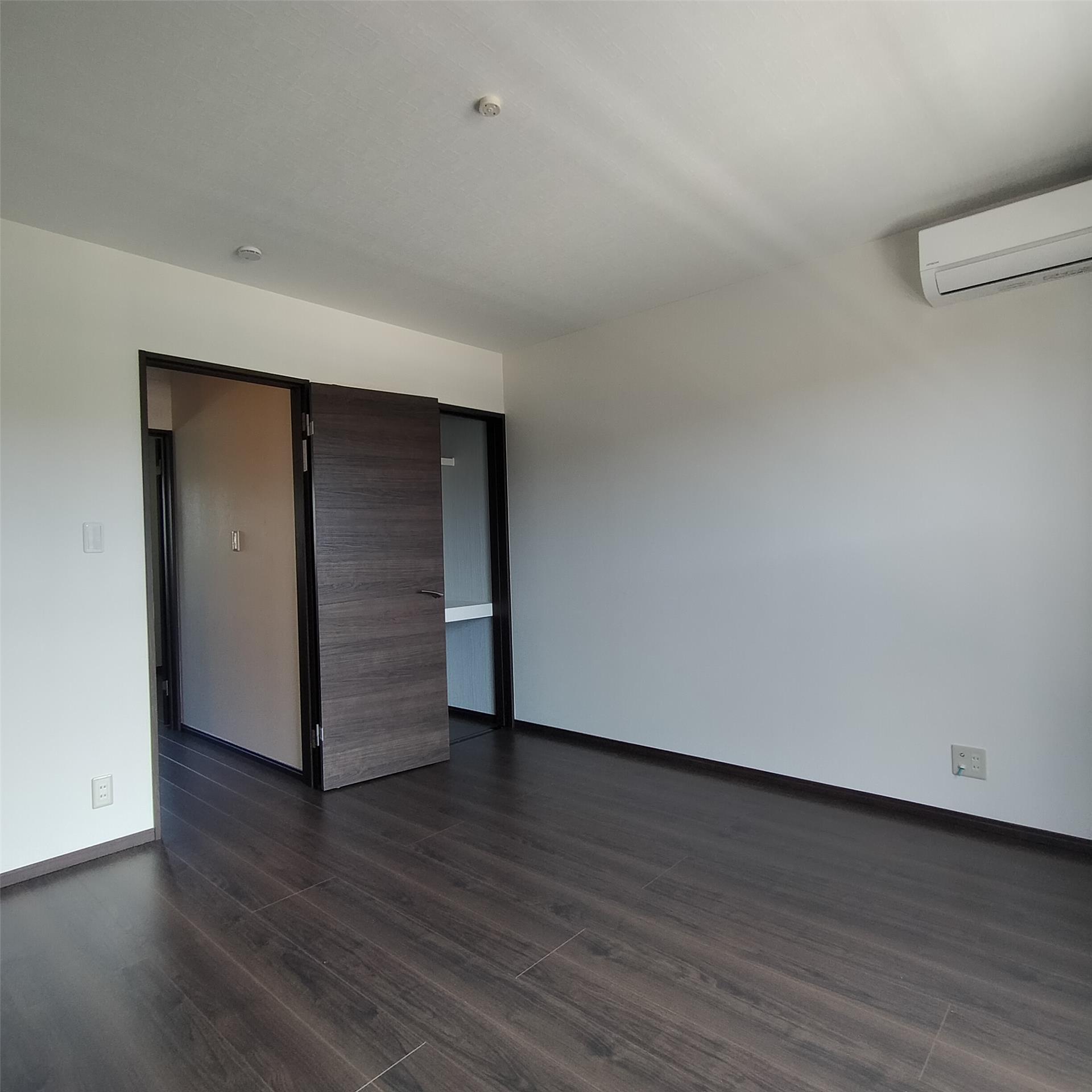 玄関　リビングにはエアコン付きです！