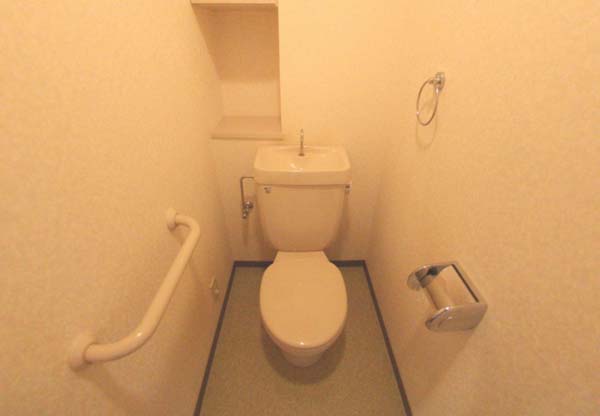 トイレ　落ち着いた色調のトイレです