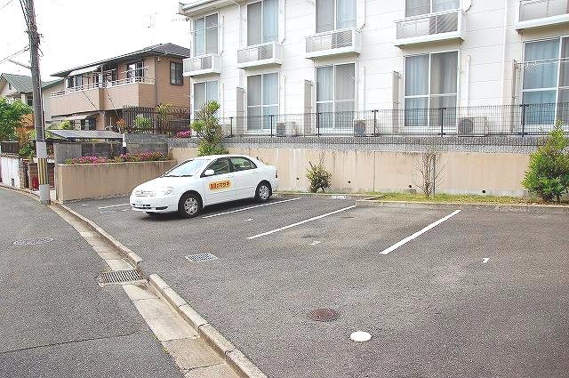 駐車場　駐車場があるので、車を買う予定の方も安心です
