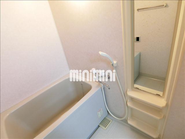 バス・シャワールーム　追焚き機能付きのお風呂。