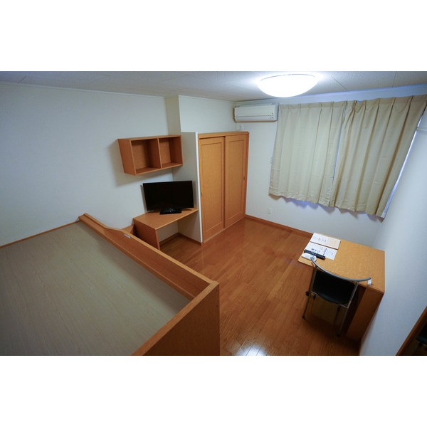 居室・リビング　同じ建物の別なお部屋