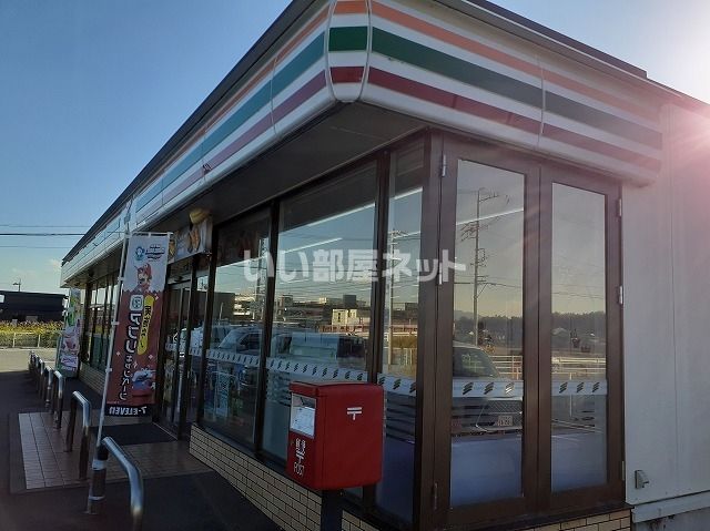 コンビニ　セブンイレブン 津市高茶屋小森町店（コンビニ）まで560m