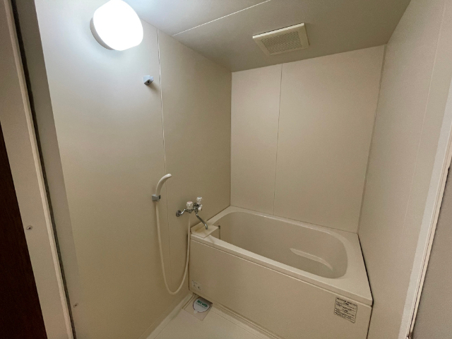 バス・シャワールーム　清潔感のあるバスルームです。