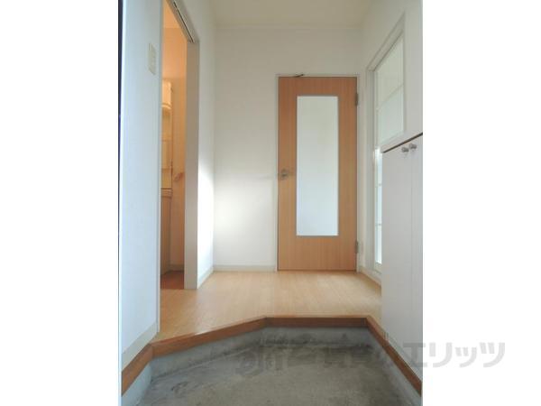 玄関　画像は1Ｆの部屋のものとなります。