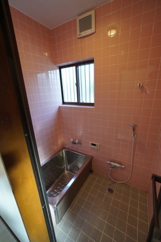 バス・シャワールーム　コンパクトで使いやすいお風呂です