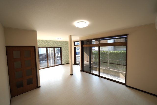 居室・リビング　フルリフォーム済みのリビング・エアコンは強力200Ｖの17畳