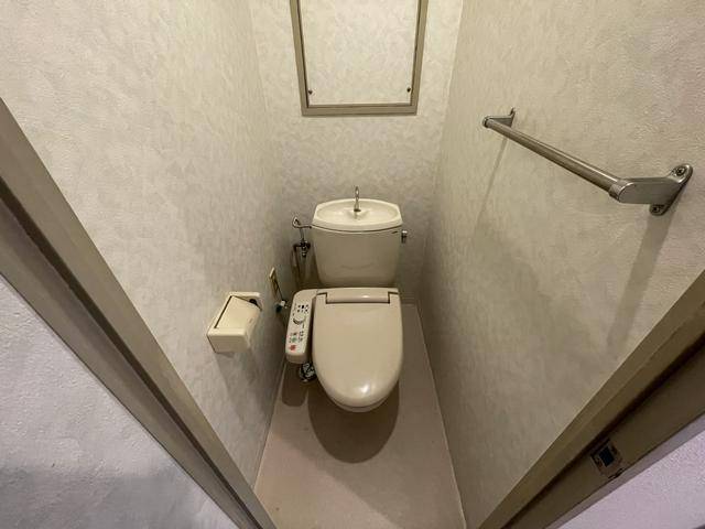 トイレ　清潔感のあるシャワー付きトイレです。