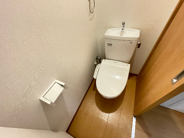 トイレ　温水洗浄便座付きです