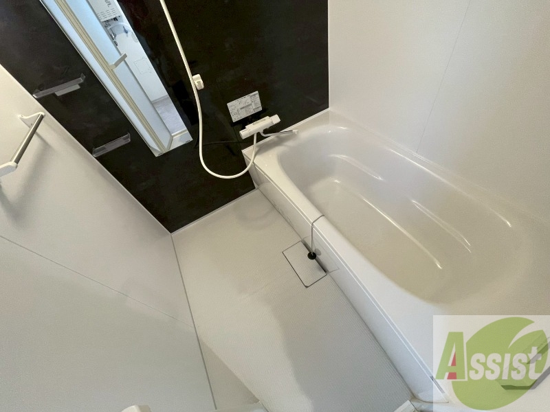 バス・シャワールーム　お風呂です。広々したバスでゆっくりくつろげます。