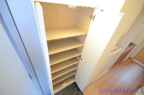 玄関　同タイプの物件写真となります。