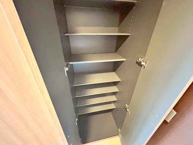 収納　大きいシューズボックスは靴がいっぱい入れれますね。