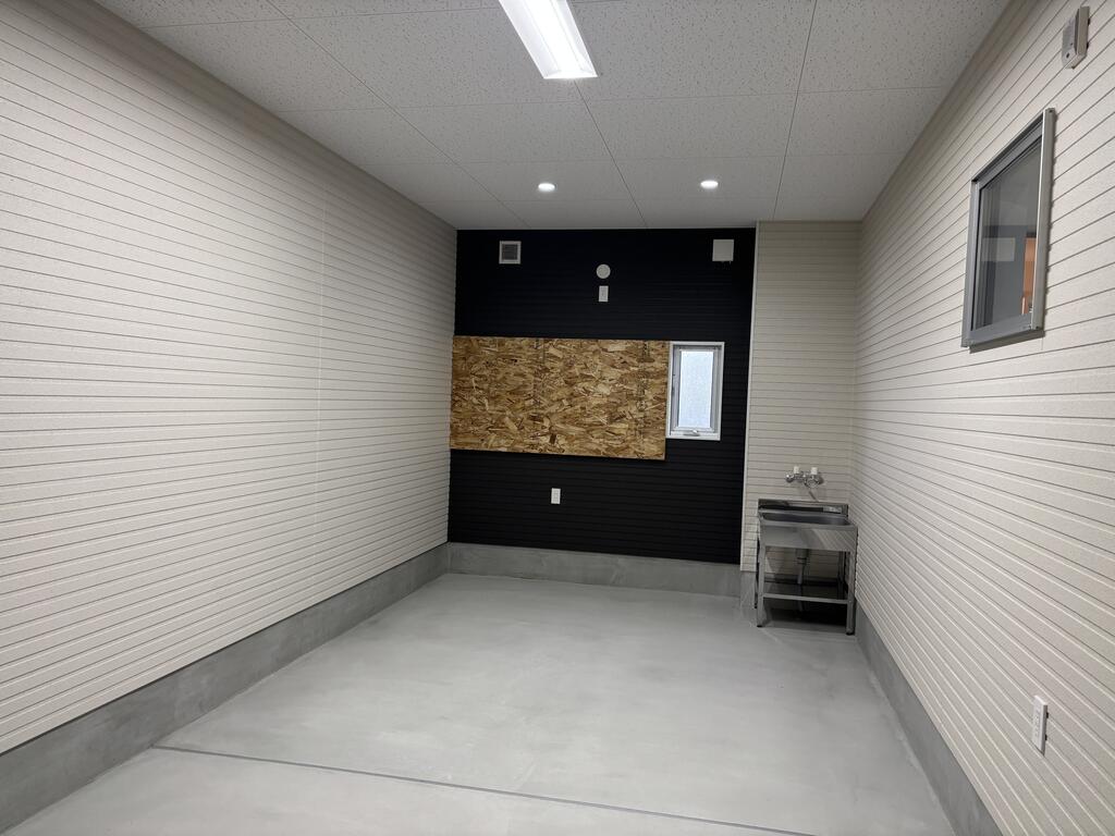 駐車場　ガレージ内奥行約7ｍ、開口約3ｍ（同物件他部屋画像）