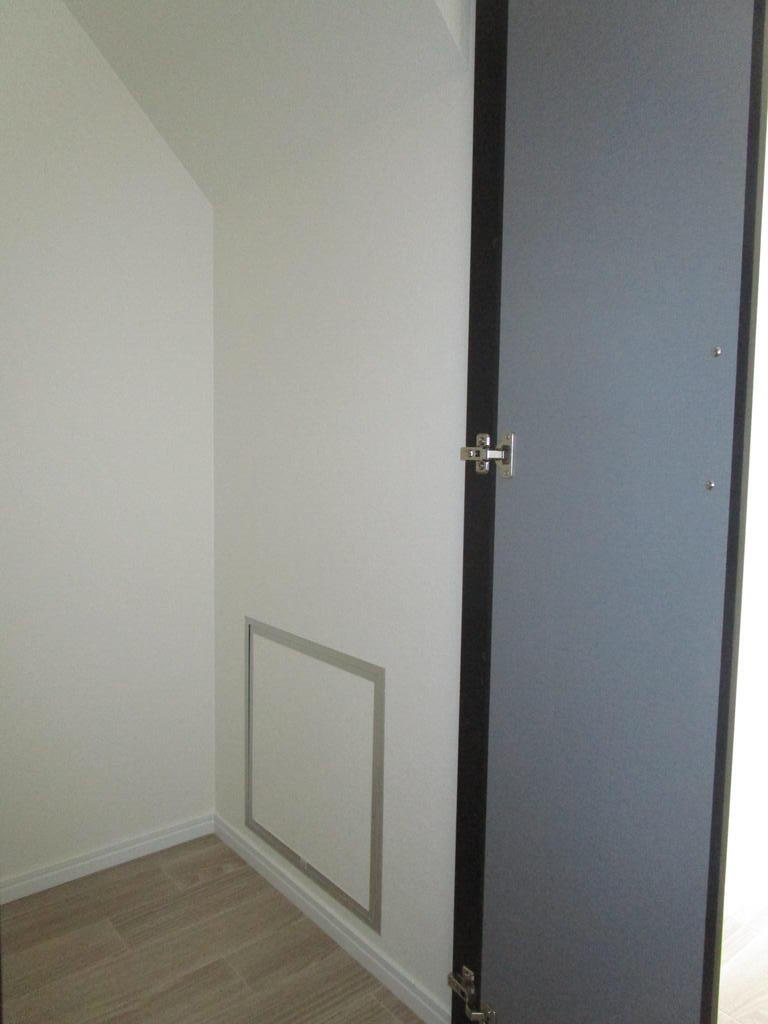 収納　階段下収納