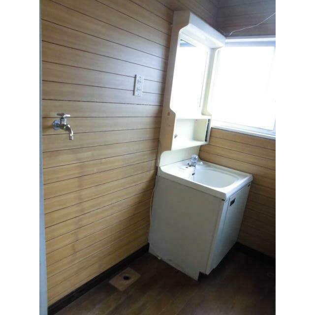 洗面設備　洗面場所半窓あり