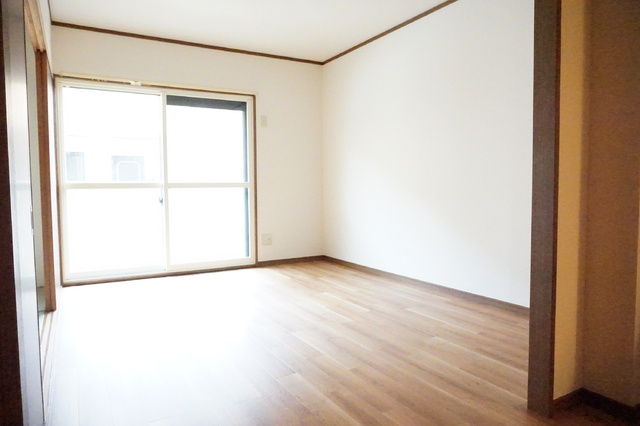 居室・リビング　バルコニー側洋室６帖※同タイプ参考写真