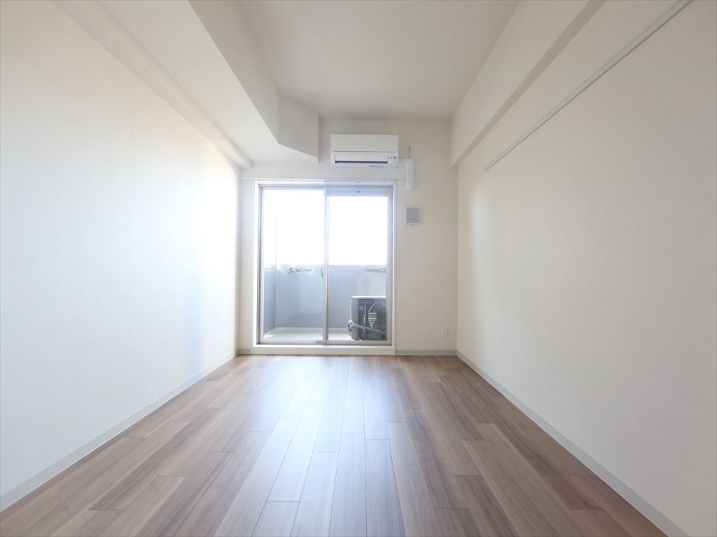 バルコニー　洋室7.5帖　エアコン完備　バルコニー