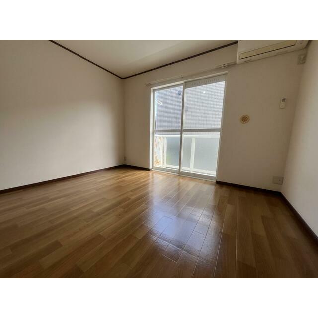 居室・リビング　南向き　採光の取れた明るい室内