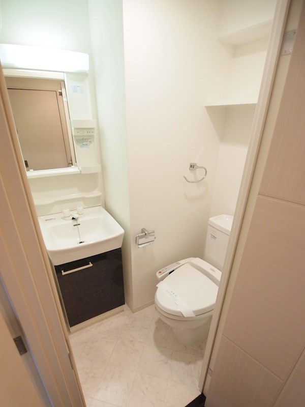 洗面設備　洗面台があるので便利です。