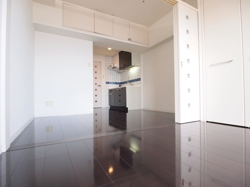 居室・リビング　落ち着いた色合いの床です。