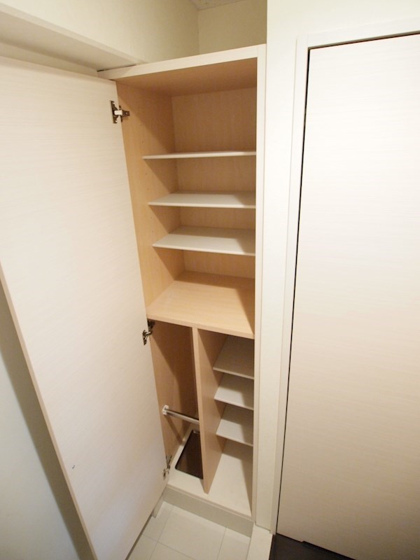 玄関　玄関。姿見があり便利です。