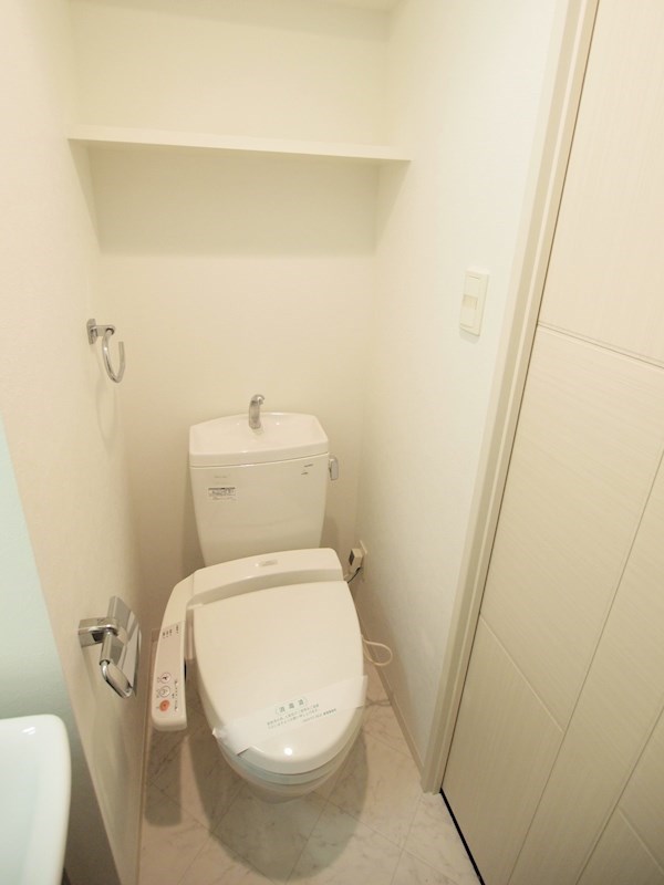 トイレ　ウォシュレット付き。
