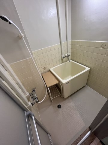 バス・シャワールーム　コンパクトで使いやすいお風呂です