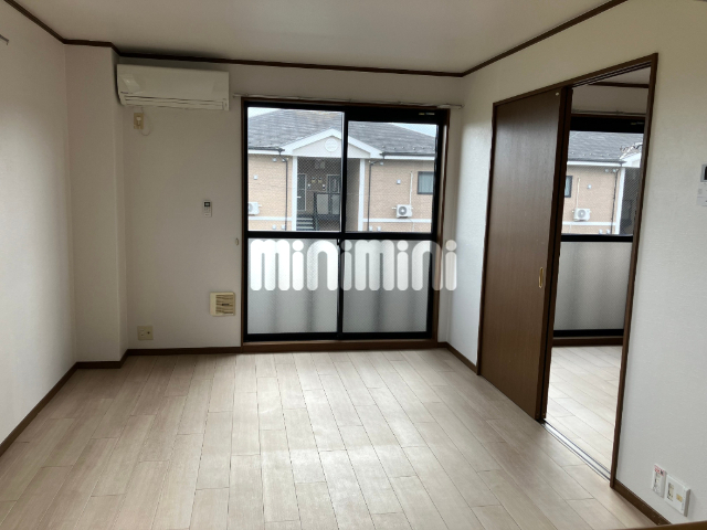 居室・リビング　エアコン付きなので快適に過ごせます