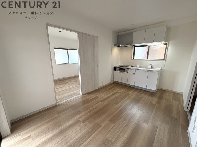 居室・リビング　床が明るい色合いで、とても綺麗です！