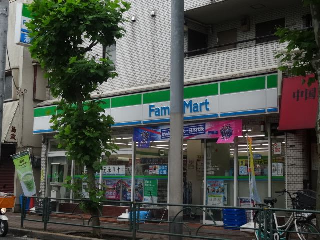 コンビニ　ファミリーマート（コンビニ）まで270m