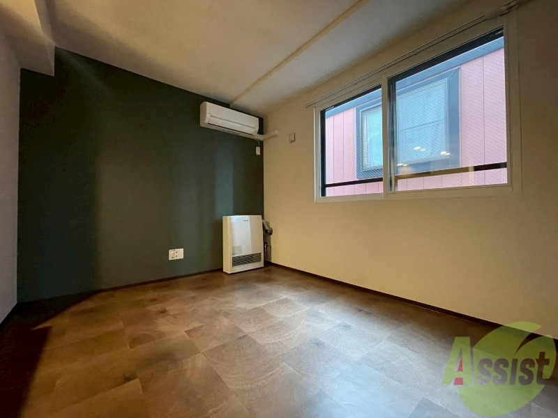 居室・リビング　フローリングや壁の色がお洒落な印象のリビングです。