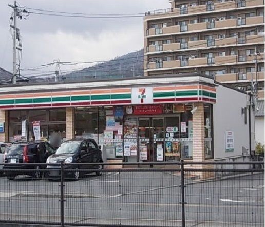 コンビニ　セブンイレブン（コンビニ）まで700m