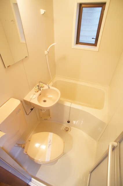 バス・シャワールーム　窓付きのバスルーム♪換気もできて気持ちいいですね♪