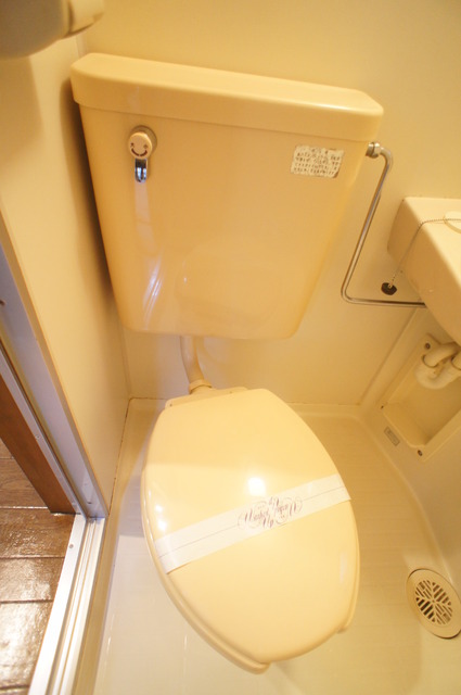 トイレ　白を基調とした空間で清潔感のあるトイレです♪