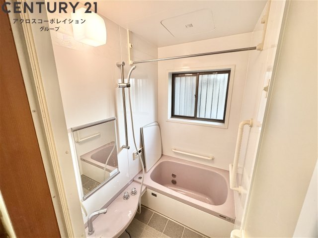 バス・シャワールーム　手摺り付お風呂