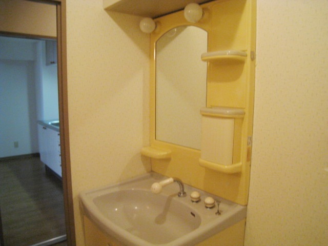 洗面設備　同物件別号室です。