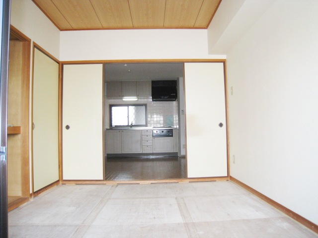 居室・リビング　同物件別号室です。