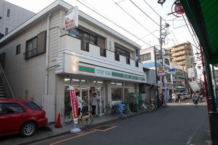 コンビニ　ローソンストア１００（コンビニ）まで136m