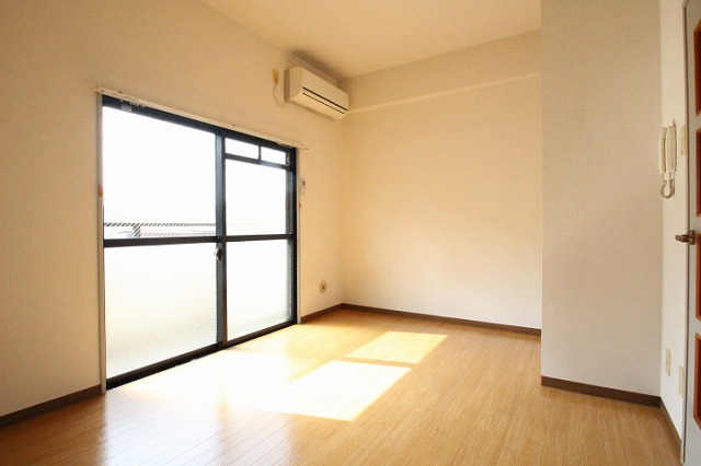 居室・リビング　同物件別号室の写真です。