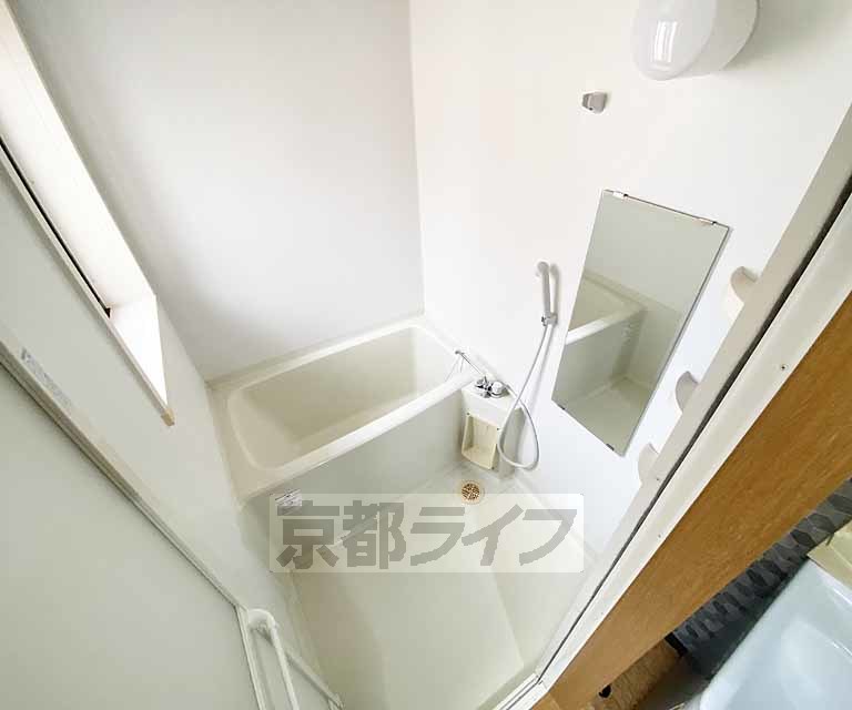 バス・シャワールーム　鏡の付いた便利なお風呂