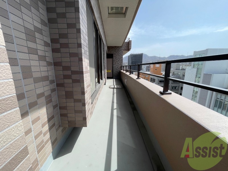 バルコニー　バルコニーは幅があり、広い印象を受けました。