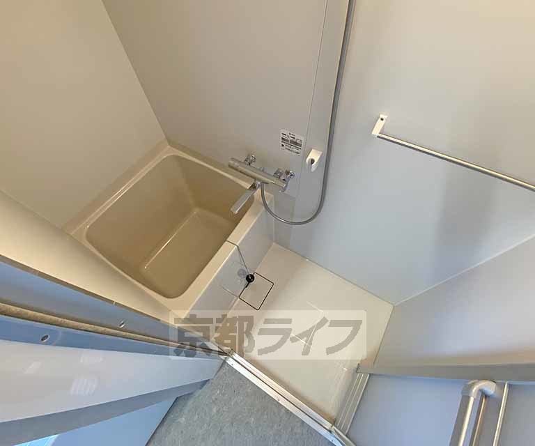 バス・シャワールーム　コンパクトな浴室です。