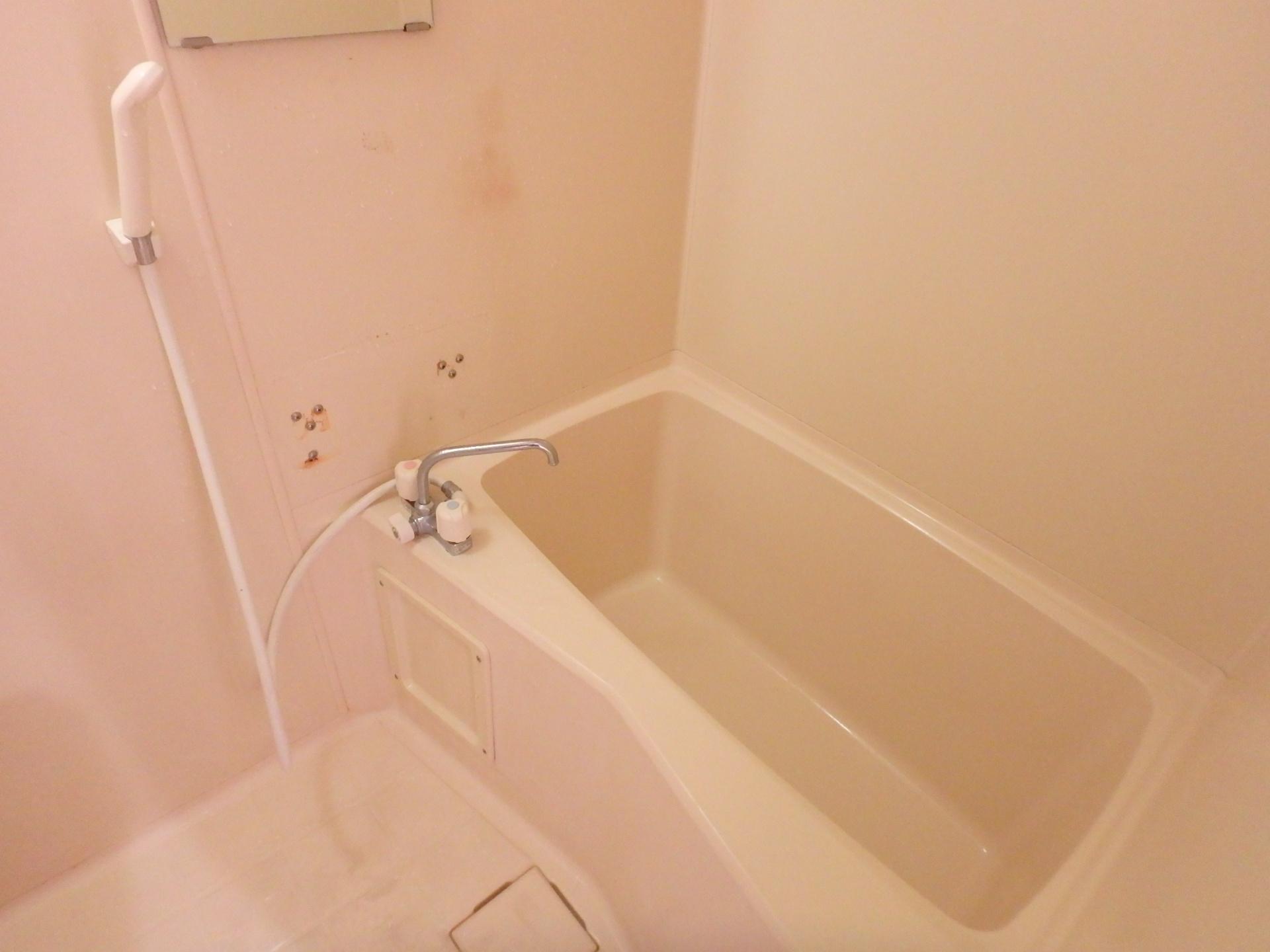 バス・シャワールーム　給湯式のお風呂です