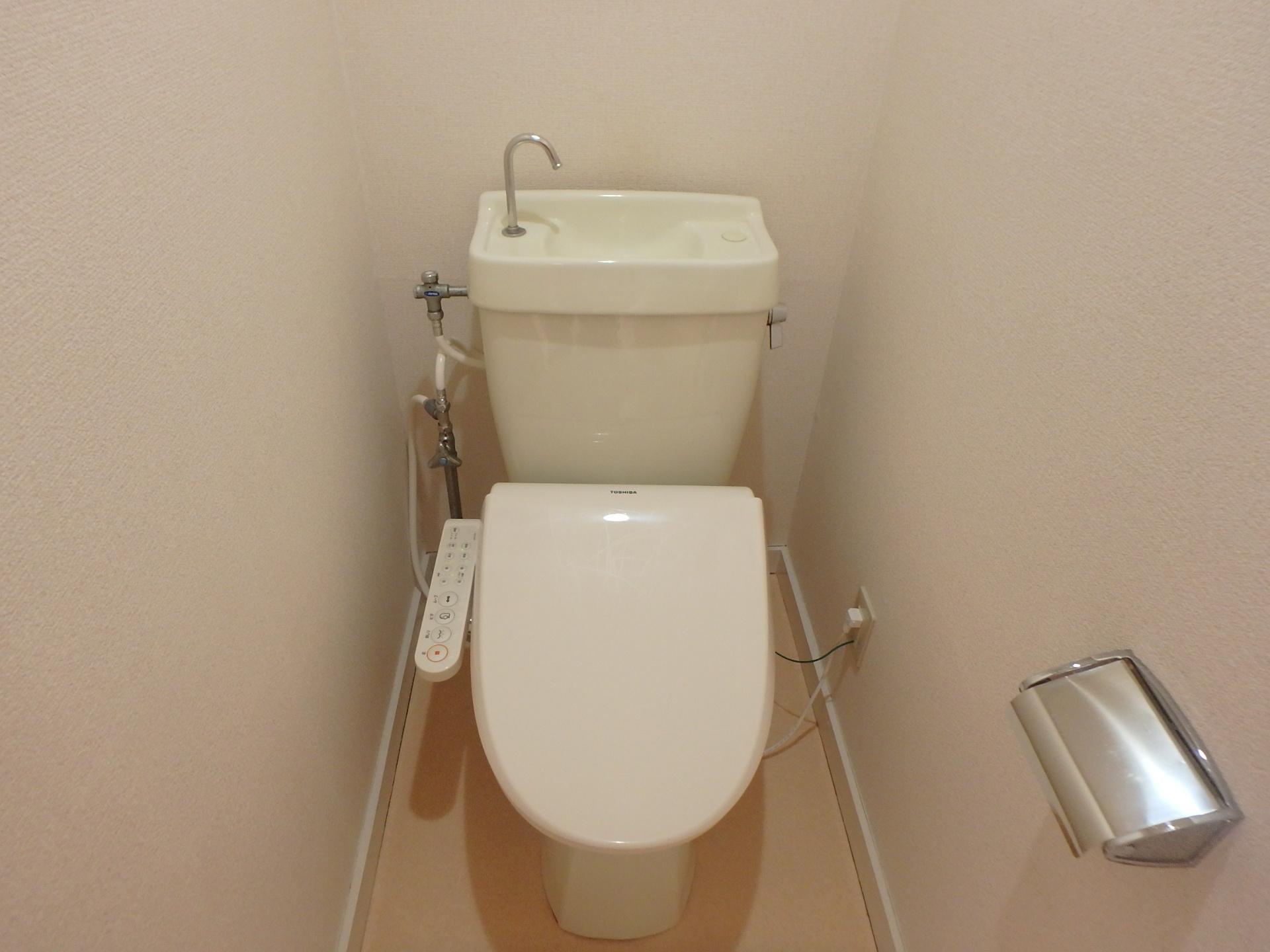 トイレ　ウォシュレット便座付きです